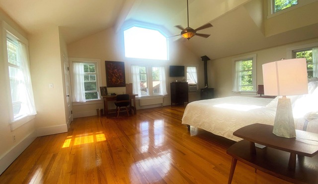 HollyKissHudsonValley Grand Suite in 1900 Renovated Lodge