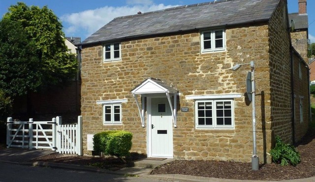HOLLYTREE COTTAGE, pet friendly, with a garden in Hook Norton