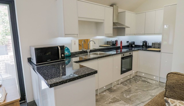 HOLLYWELL COTTAGE, pet friendly, with a garden in Lichfield