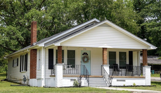 HollyWild House Cozy 3-Bedroom Bungalow Downtown Greer