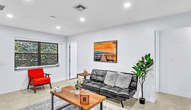 Hollywood 2 Bdrm New Furnished Beach Vacation LB2