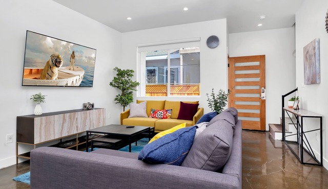 ✩★ HOLLYWOOD 3B/2.5B CONDO W/BBQ & 3 parking in side property✩ ✩