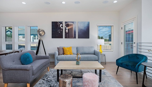 ✩★ HOLLYWOOD 3B/3.5B ✩ SPACIOUS AMAZING NEW BUILDING ✩ HOT TUB! ✩ 2 CAR GARAGE