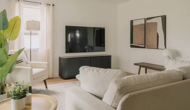 Hollywood 3BR Retreat with Nostalgic Touches