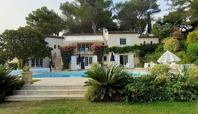 Hollywood actor's home- amazing location, spacious villa , magnificent gardens