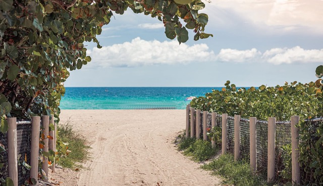 Hollywood Beach Getaway – Walk to Broadwalk, Dining & Nightlife in 7 Minute Walk