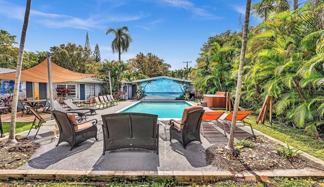 Hollywood Castle 7 bedrooms 4 baths pool home ,hot tub close to beaches