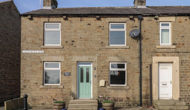 HOLLYWOOD COTTAGE, family friendly in Middleton-In-Teesdale