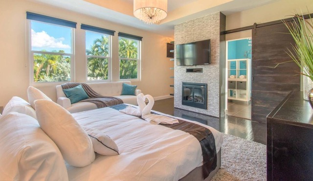 Hollywood Dream House - 5 Bedroom with Heated Pool