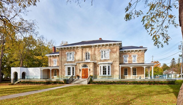 Hollywood glam in a stunning restored mansion! STA Licence # ST-2019-0098