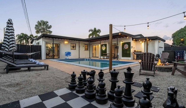Hollywood Heated Pool Mini Golf, Unique VR Room