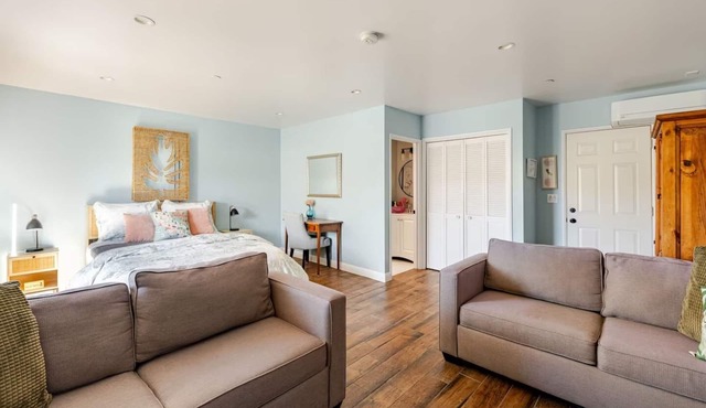 Hollywood Hideaway: Cozy Guesthouse Near Universal Studios