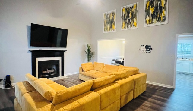 Hollywood Hideaway, Amazing, Comfy, Spacious 4-bedroom house in w/theater room