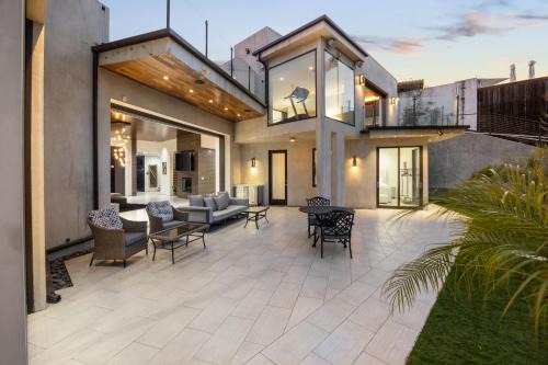 Hollywood Hills 4BR with Rooftop by Colby and Conrad