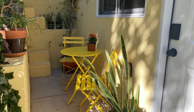 Hollywood Hills garden apartment w/private patio