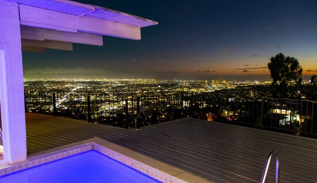 Hollywood Hills jetliner views among the stars