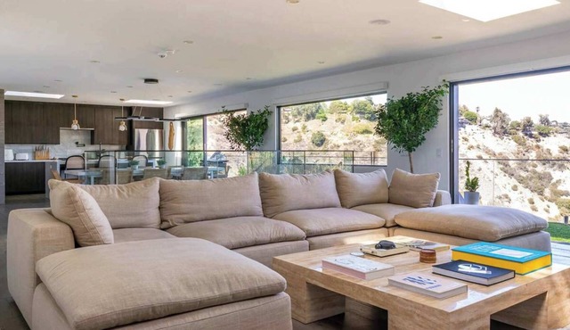 Hollywood Hills Luxury Oasis with Jacuzzi & Sauna