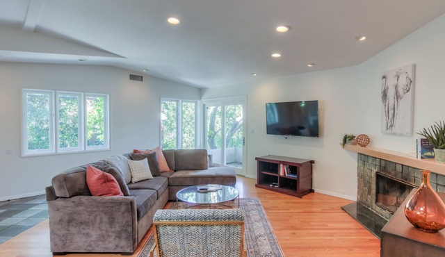 Hollywood Hills Retreat ★ Big Backyard in Peaceful Setting ★ 2 Car Garage