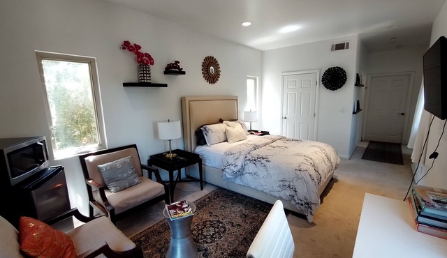 Hollywood Hills Upscale Modern Furnished Bedroom Suite in Large House