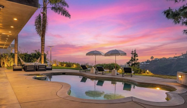 Hollywood Hills View Villa - Pool, Spa, Firepit, Sauna + Cold Plunge