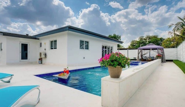 Hollywood Home w/Pool, Jacuzzi, BBQ, & Pool Table