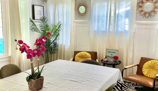 Hollywood house with parking & backyard, walk to attractions