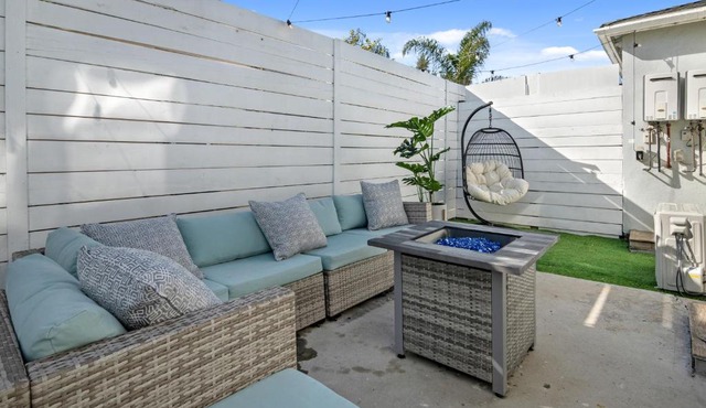 Hollywood House With Large Yard