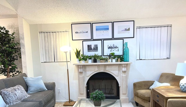 Hollywood/LA Central 4 bedroom/3 bathroom 2000+ sqft house