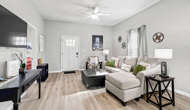 Hollywood of the south 3bed 2bath, Short walk to the square