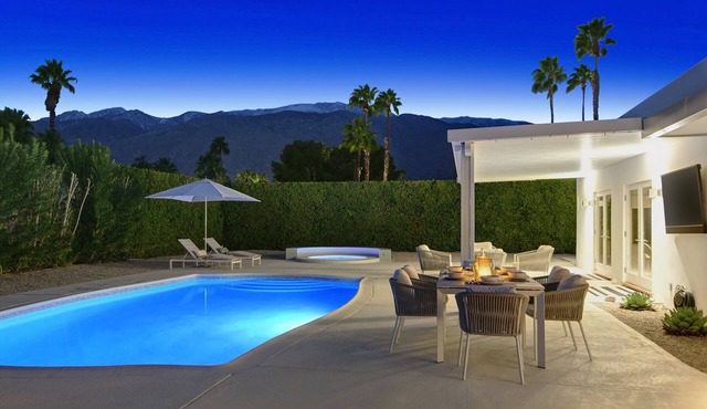 Hollywood Palms Estate- Ultra-Luxe, Pool, Spa, Firepit, Outdoor Kitchen & More