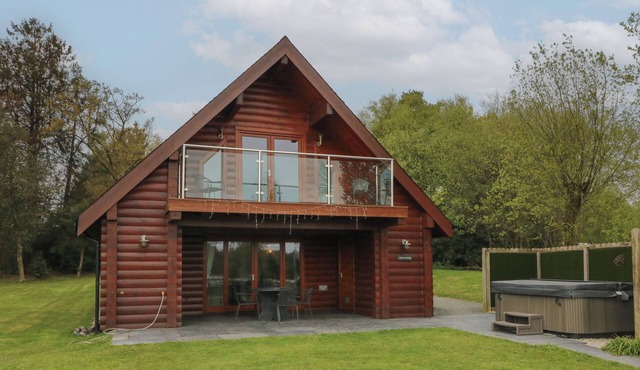 HOLLYWOOD, pet friendly, with hot tub in Dolton