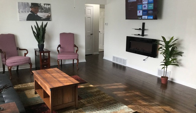 Hollywood! Professionally Cleaned, Self Check In - Sleeps 10