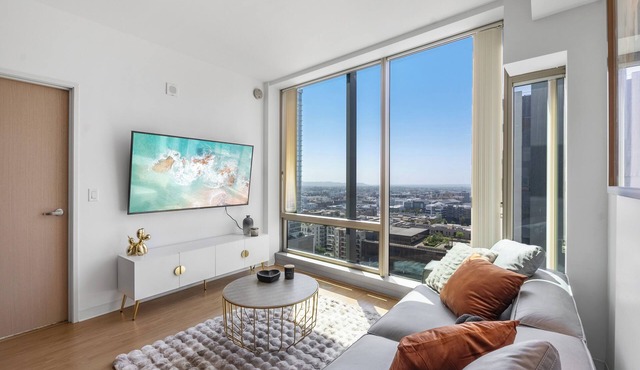Hollywood Sign View 1bdr w/Pool, Gym, Parking