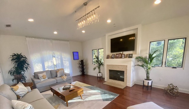 Hollywood sign view 3bd house