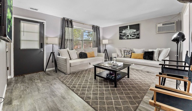 Hollywood-Themed Apt in Aurora/WiFi/FreeParking/75"TV/AppleTV/YouTubeTV