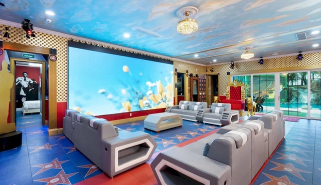 Hollywood Themed Mega Mansion/Sleeps 62!/Your own Lazy River/Firepit/