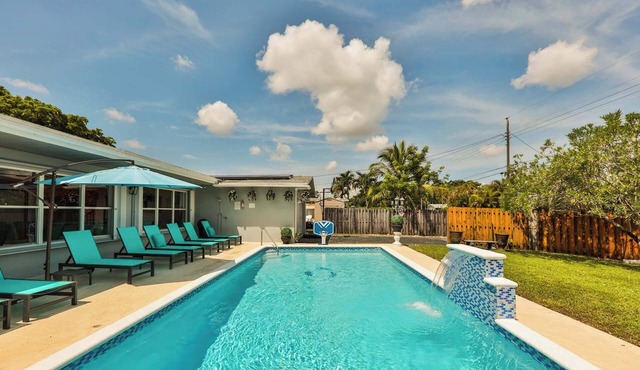 Hollywood Tropical Paradise vibe/waterfall pool