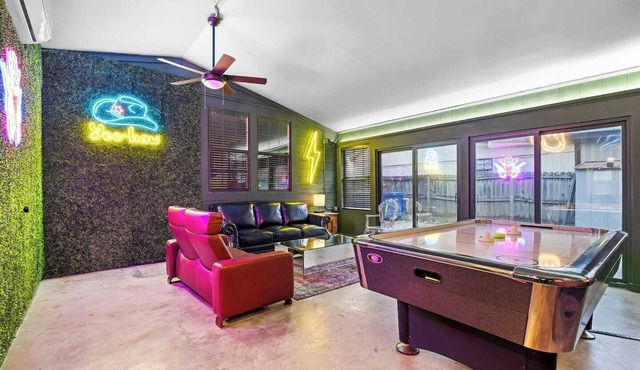 Hollywood Vibe Cottage | Game Rm | Near Rainy St.