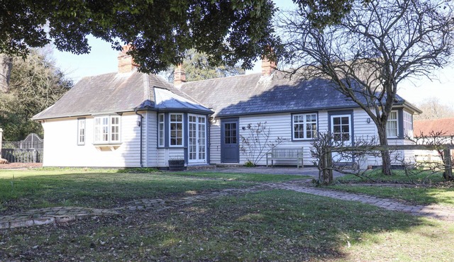 HOLM OAK LODGE, character holiday cottage, with open fire in Weeley