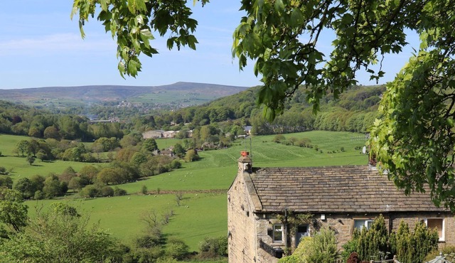 HOLMDALE COTTAGE, family friendly in Netherton, Yorkshire