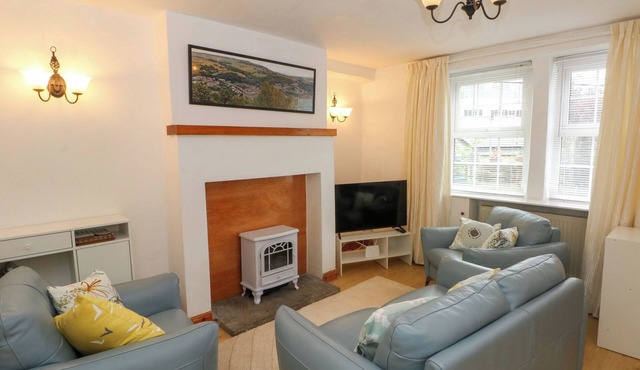 HOLME COTTAGE, family friendly, with a garden in Hebden Bridge