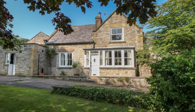 HOLMEFIELD, pet friendly, character holiday cottage in Bakewell