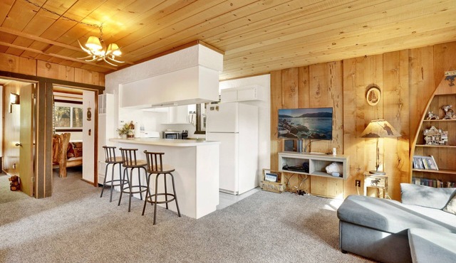 Holmes Away from Home - Cozy Big Bear Retreat