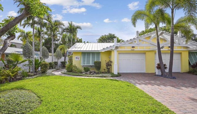 Holmes Beach Cottage Steps to the Beach with Heated Pool!