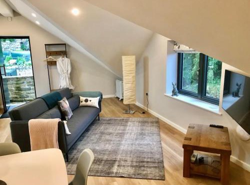 Holmfirth, self contained loft with breakfast