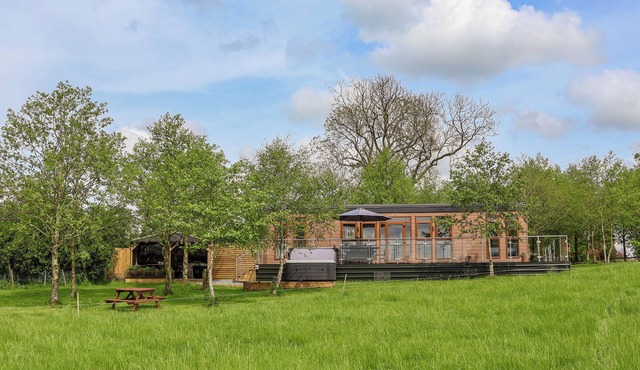 HOLMSIDE, with hot tub in Market Drayton