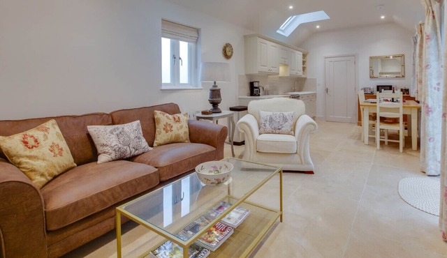 Holmwood Lodge - Two Bedroom House, Sleeps 3