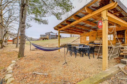 Holston River Hideaway Cozy Cabin in Damascus!