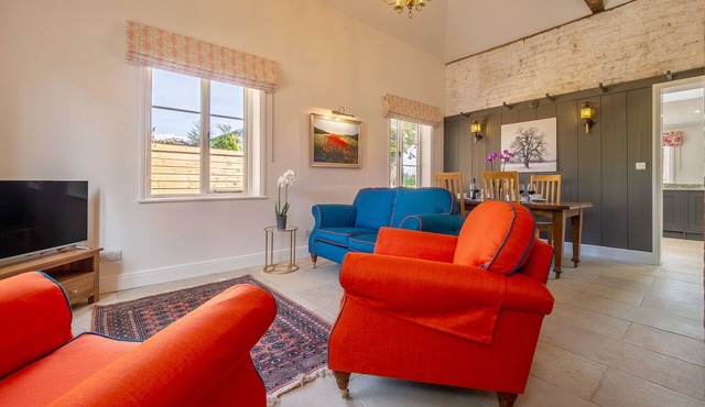 Holt Coach House - sleeps 4 guests in 2 bedrooms