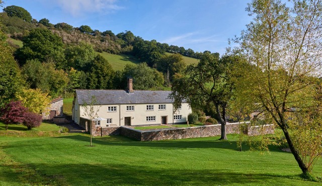 HOLWELL FARMHOUSE, pet friendly, with hot tub in Bampton, Devon